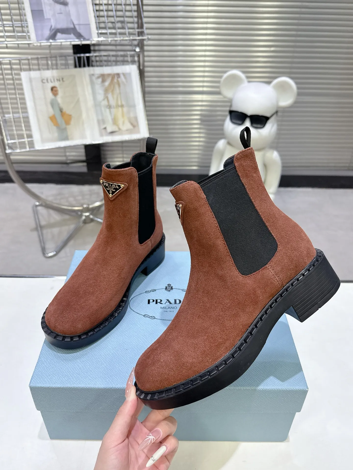 👟👟Ex-factory price 600👟👟 Prada thick-soled retro Martin boots. Elastic elastic, classic thick soles, with triangular buckle. Simple, elegant, fashionable and versatile. Fabric cowhide, open edge beaded cowhide. The lining is made of soft and delicate sheepskin, and the foot feels comfortable. The rubber mold is non-slip and lightweight. Original package sole. Standard size: 35-40. Order 41